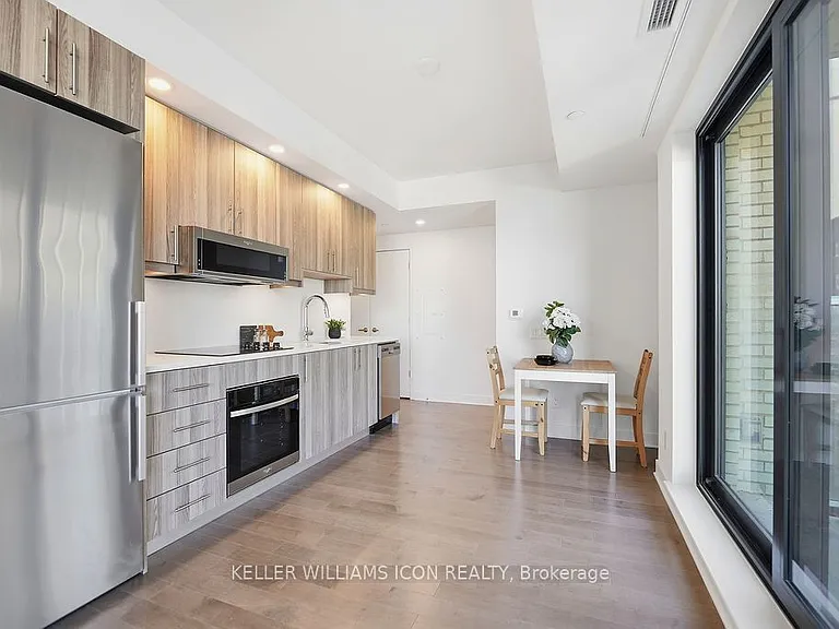 180 George St #1002 — Photo 14
