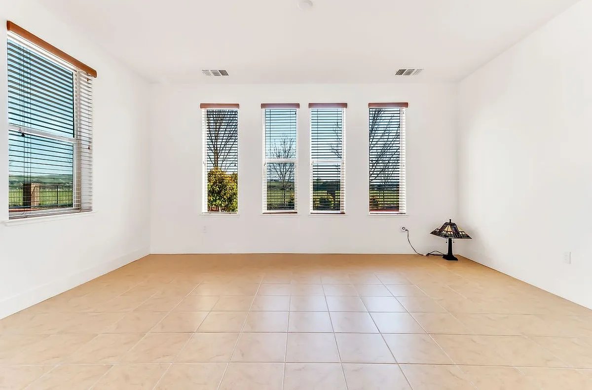 3 bed, 3.0 bath, 3105 sqft, $6,000 — Photo 3