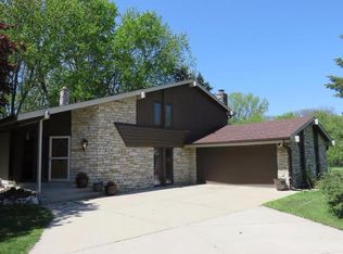 W279N5041 S Courtland Cir, Pewaukee, WI 53072