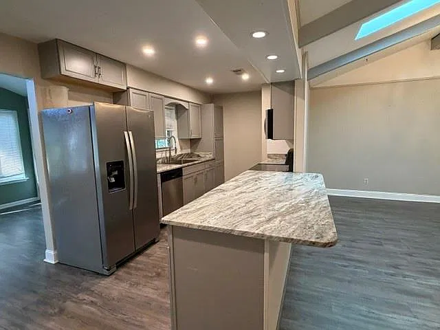4 bed, 2.0 bath, 2066 sqft, $2,300 — Photo 2