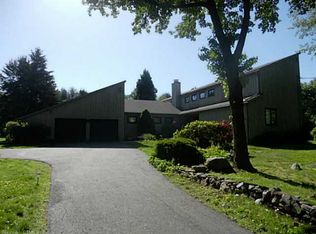 8 Forest Glen Dr, Woodbridge, CT 06525