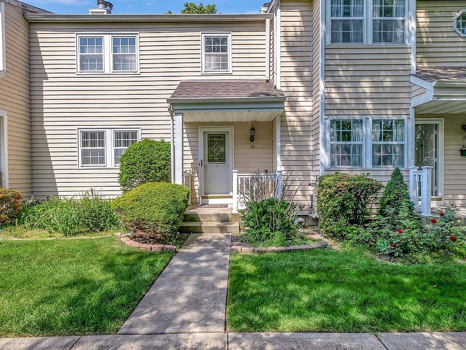 1st image of 19 Huntington Commons #19