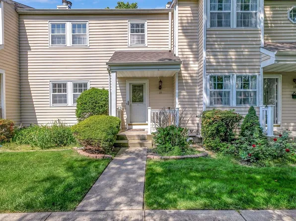 19 Huntington Commons #19, Yaphank, NY 11980