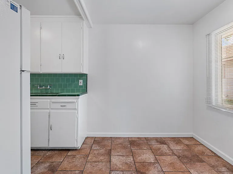 1225 N Lincoln St — Photo 14
