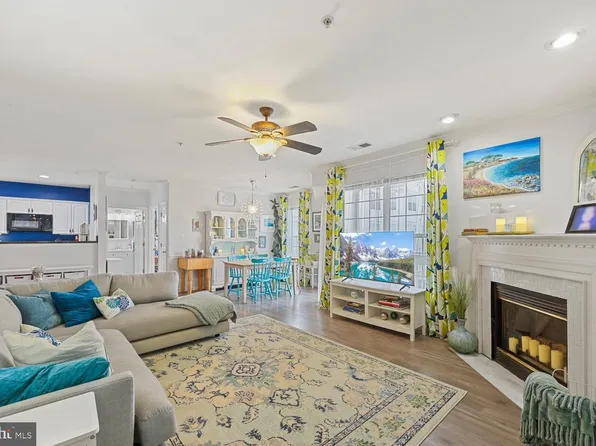 25320 Lake Mist Sq Unit 201, Chantilly, VA 20152