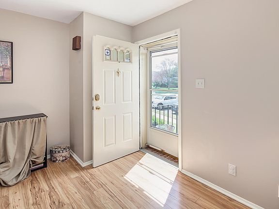 4th image of 881 New London Hbr