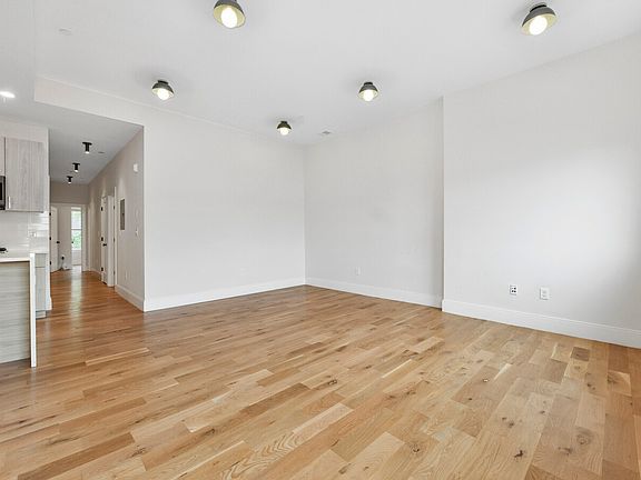 4th image of 198 Maverick St #3