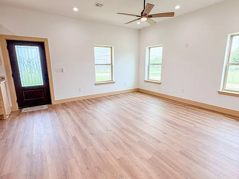 1105 E Navarro Ave — Photo 8