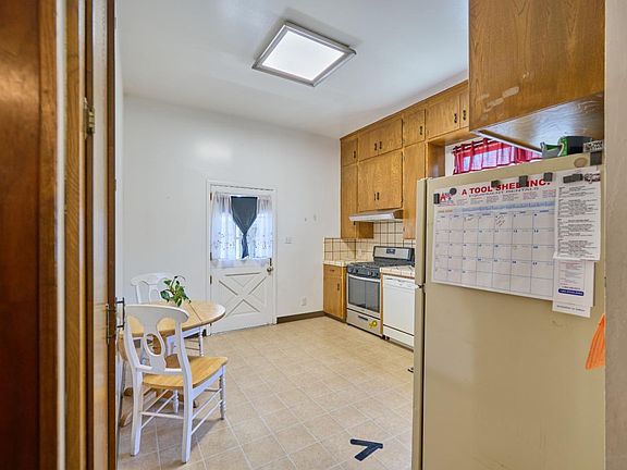 4th image of 849 Monterey St