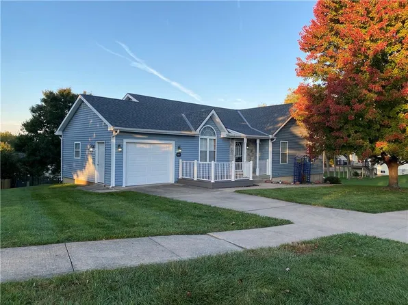411 Hillcrest St, Lansing, KS 66043