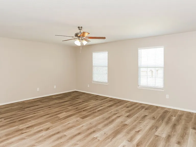 413 Emerald Creek Dr — Photo 13