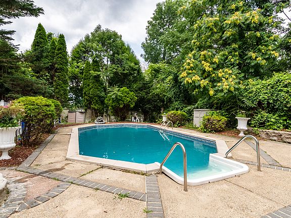 2nd image of 12 Fox Hill Dr