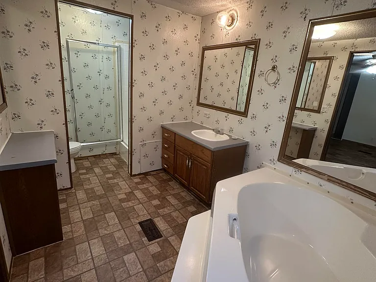 142B Roy St — Photo 8