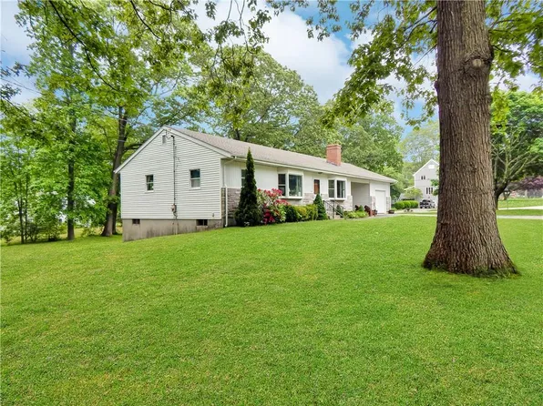 2 Laurel Hill Dr, Westerly, RI 02891