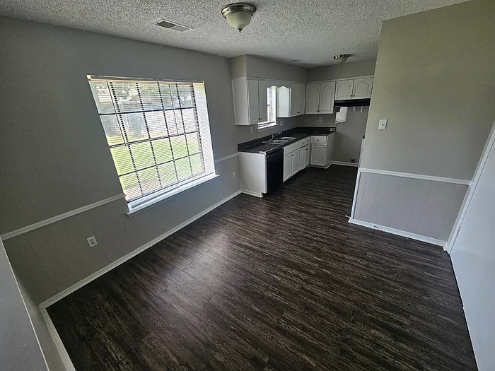 3 bed, 2.0 bath, 1280 sqft, $1,695 — Photo 3