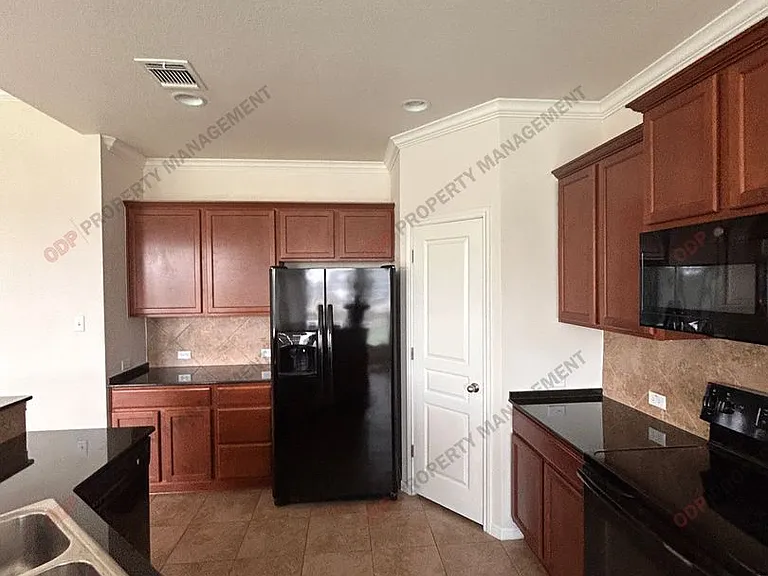 516 Cross Dr — Photo 3