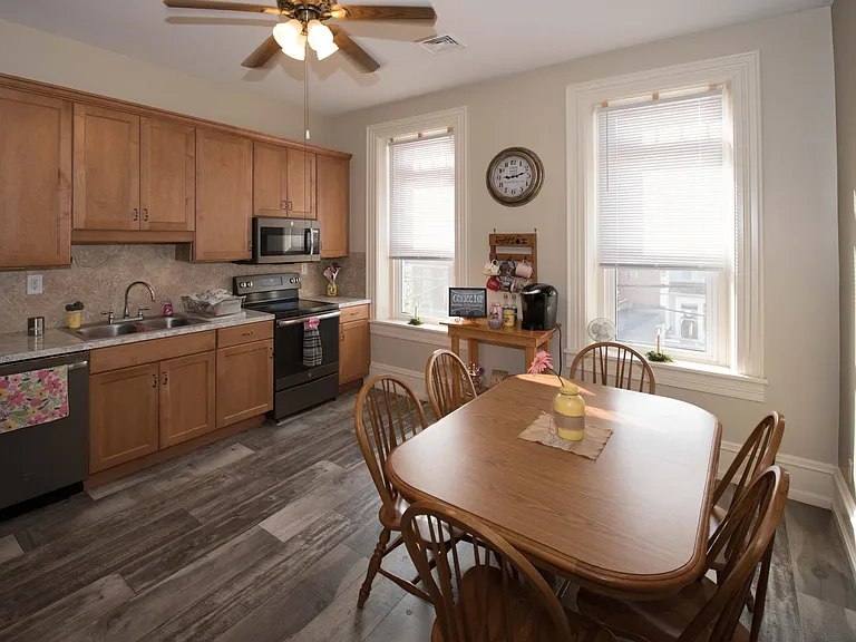 Beautiful Spacious Eat-In Kitchen