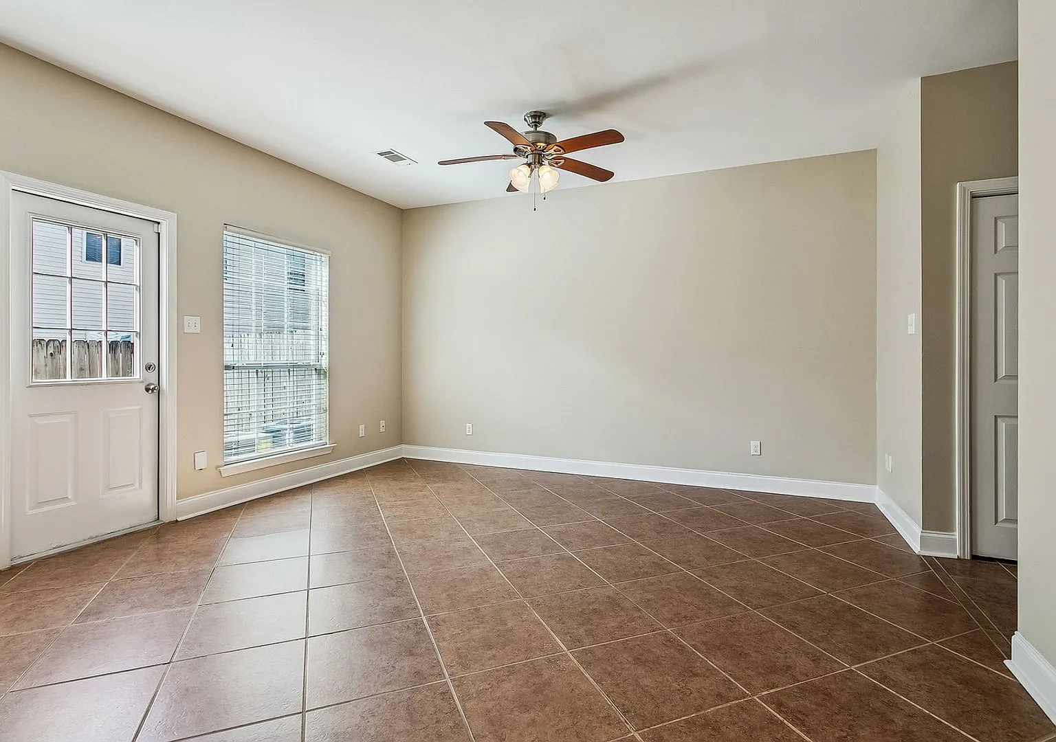 3BR/2.5BA Townhome Garage + Backyard Great Schools — Photo 4
