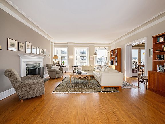 2nd image of 442 W Wellington Ave #10W