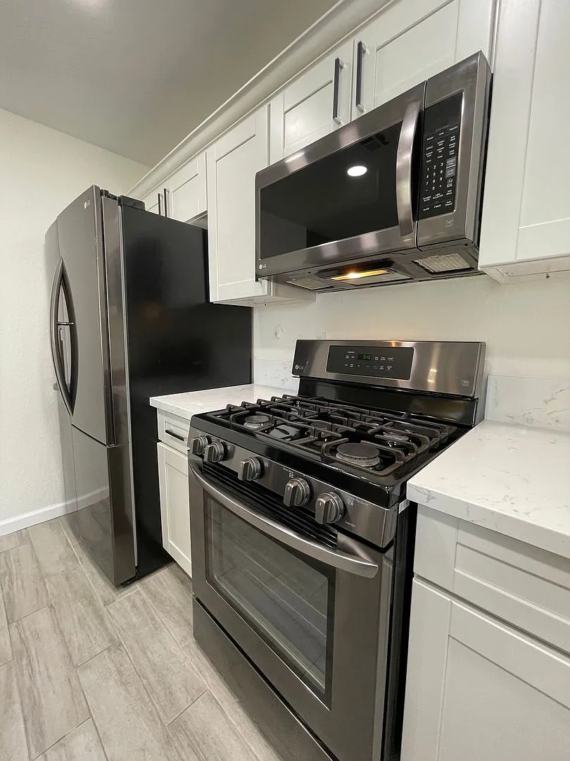 Welcome home to this gorgeous 3 bedroom 2 bath condo with 2 car garage! — Photo 4