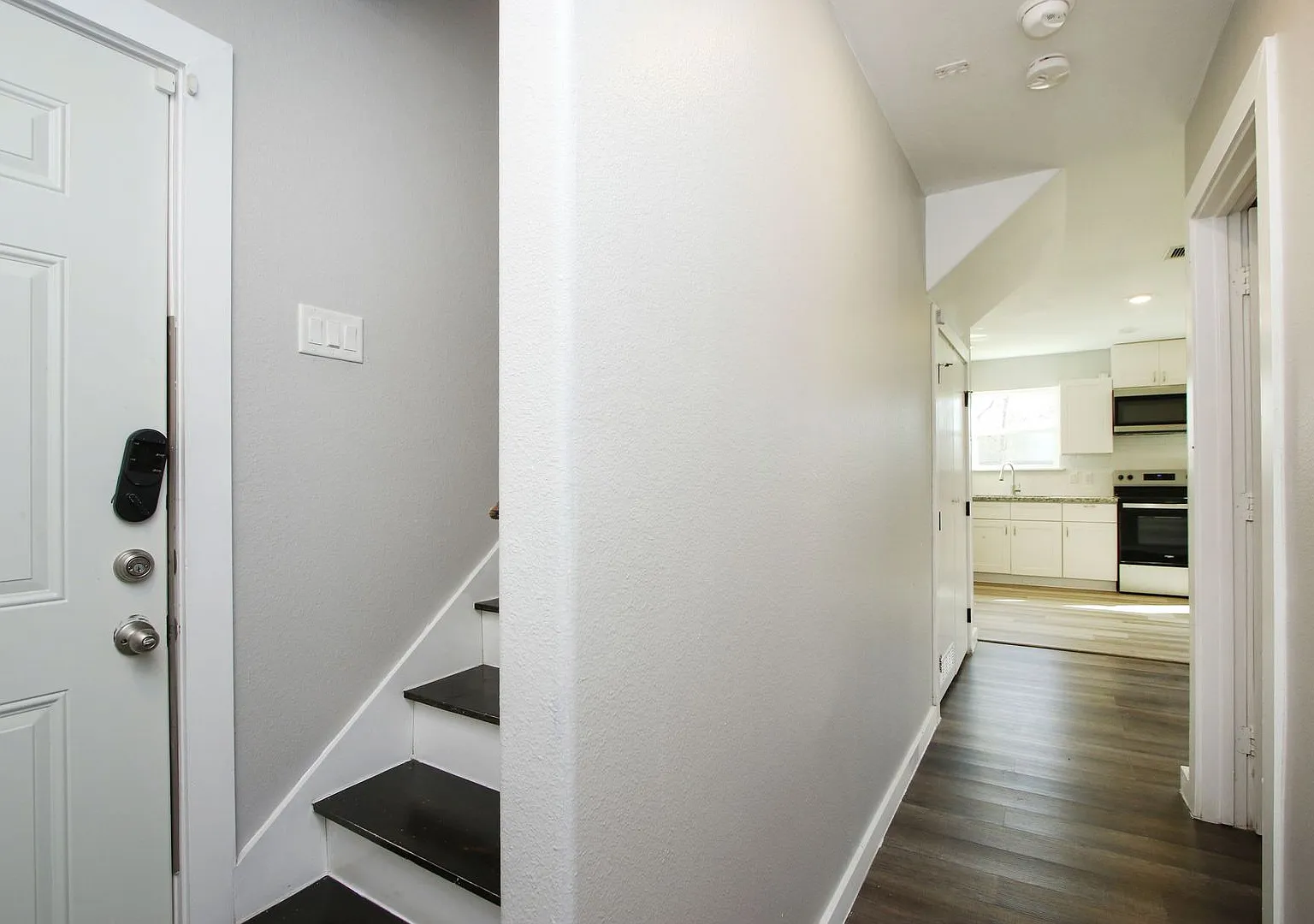 For Lease-Housing Vouchers Accepted | 3 Bed, 2 Bath | 1,150 Sq Ft | Warwick Place | — Photo 4