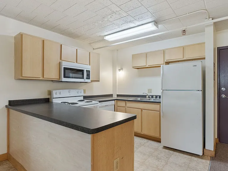 2125 W Kilbourn Ave — Photo 1
