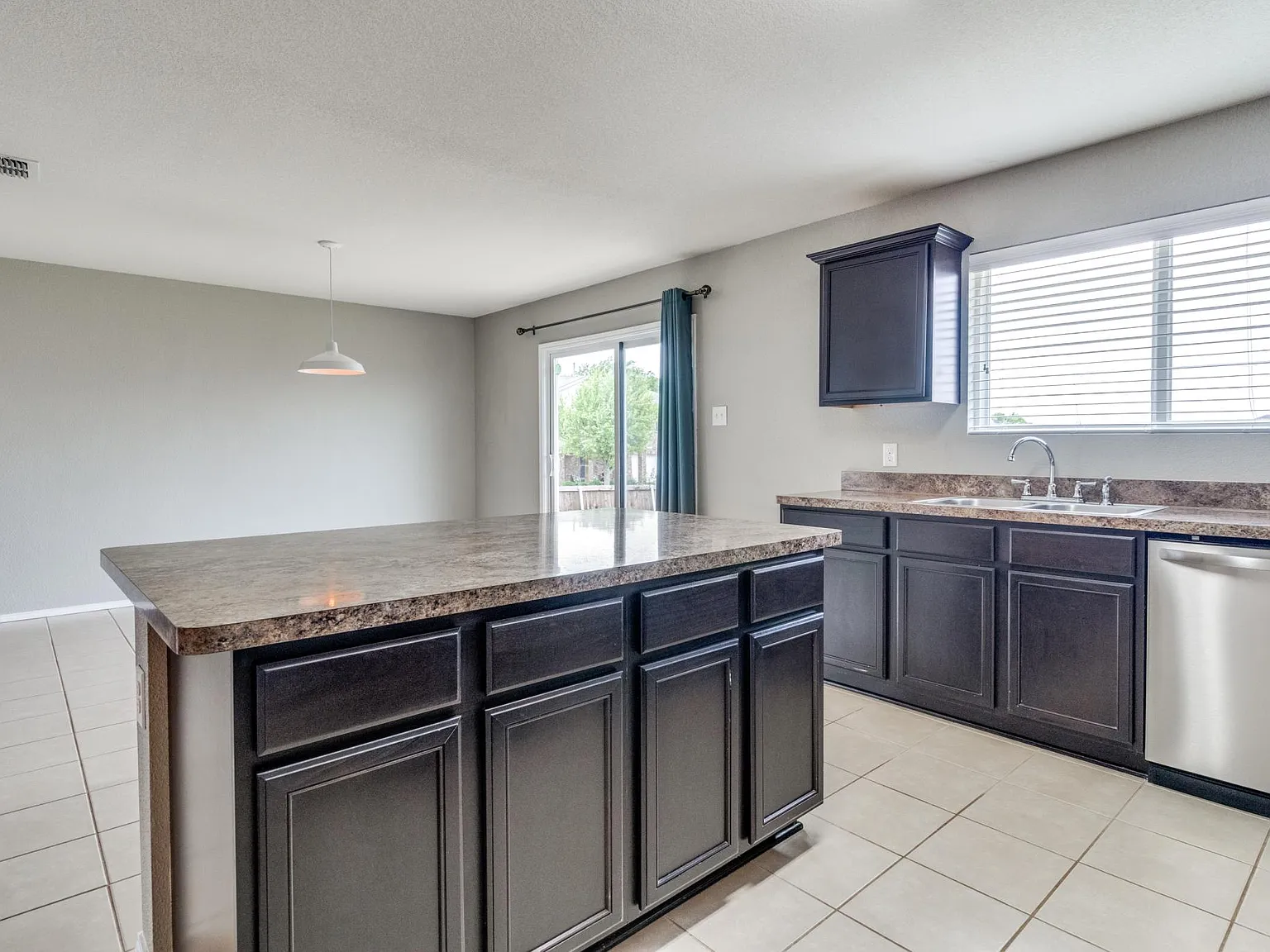 3 bed, 1551 sqft, $1,800 — Photo 4