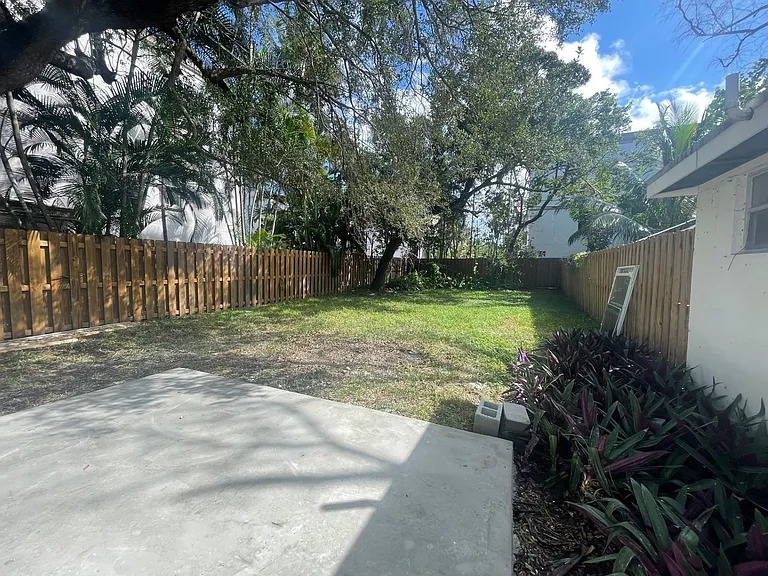 410 SW 7th St #1 — Photo 10