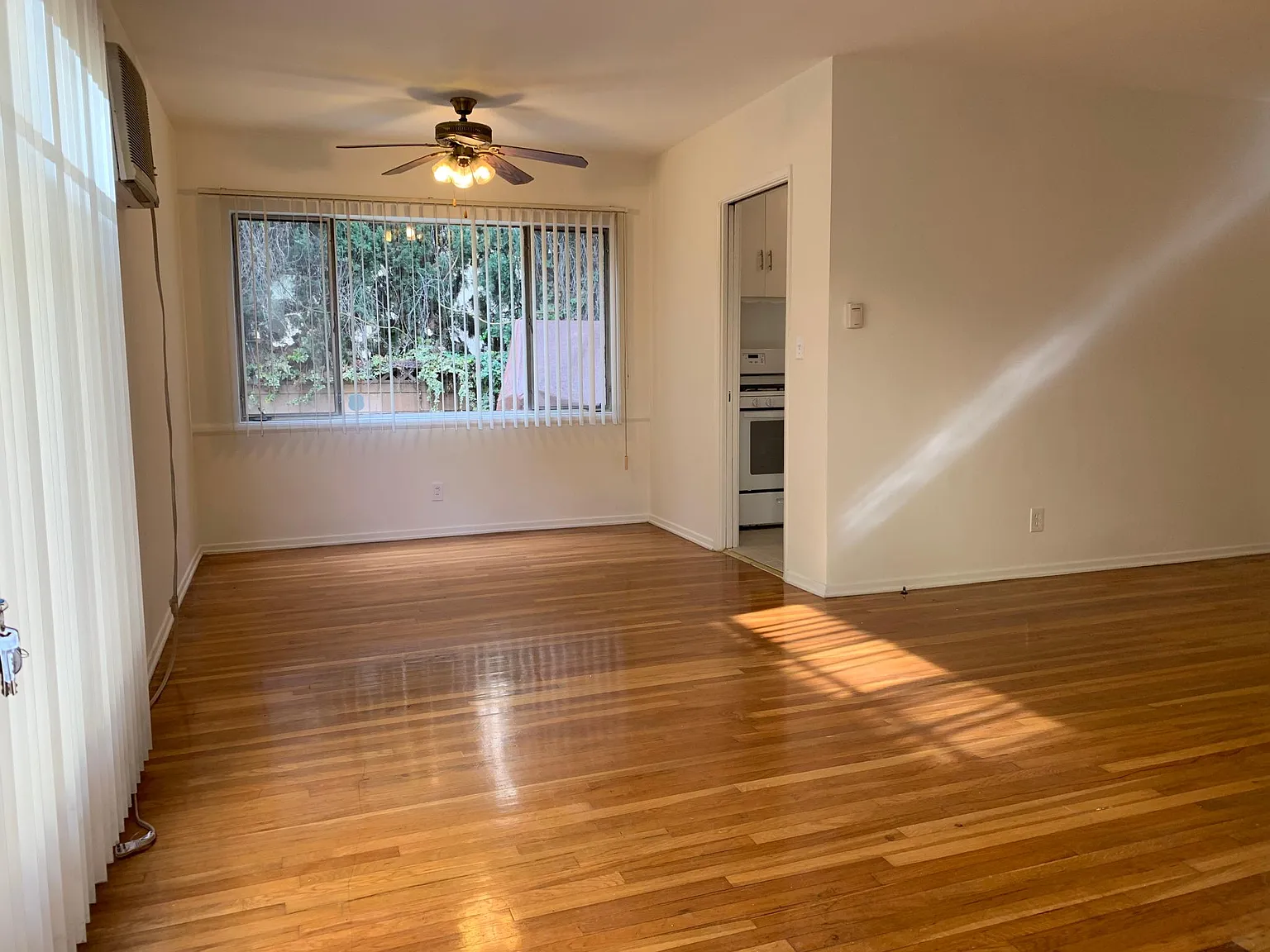 2 bed, 1000 sqft, $2,350 — Photo 1