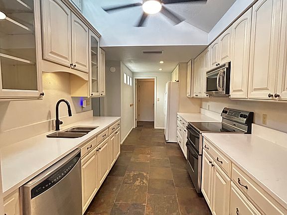 3rd image of 1023 E Laguna Dr
