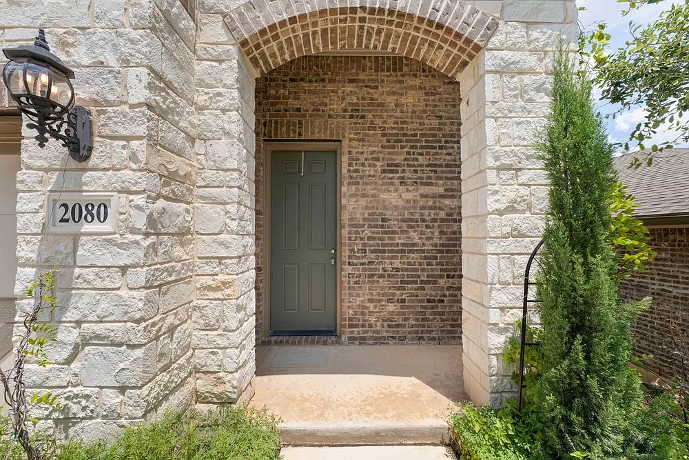 Stylish 3-Bed Home with Pool Access, Island Kitchen & Fenced Yard in New Braunfels — Photo 3