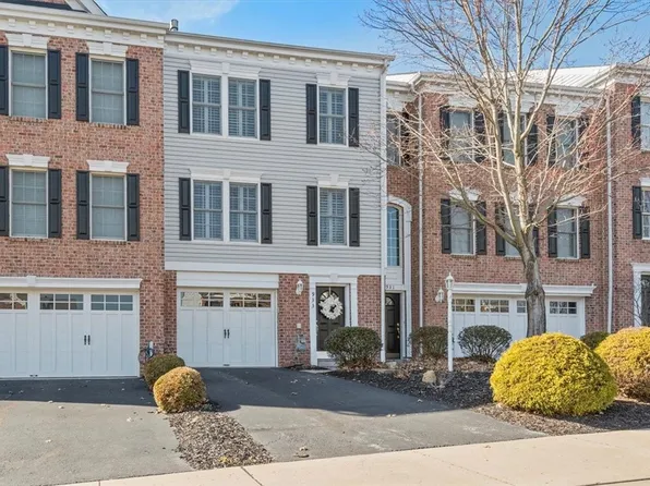 933 Montclair Dr, Coraopolis, PA 15108