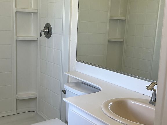 4th image of 15 Hyde Cir