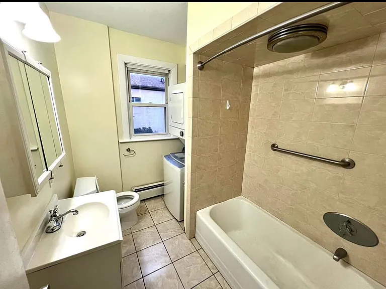 36 Ferncliff Ave #1R — Photo 4