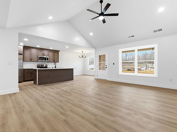 5th image of 190 Clover Cres