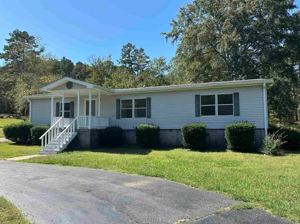 1430 Peach St, Selmer, TN 38375