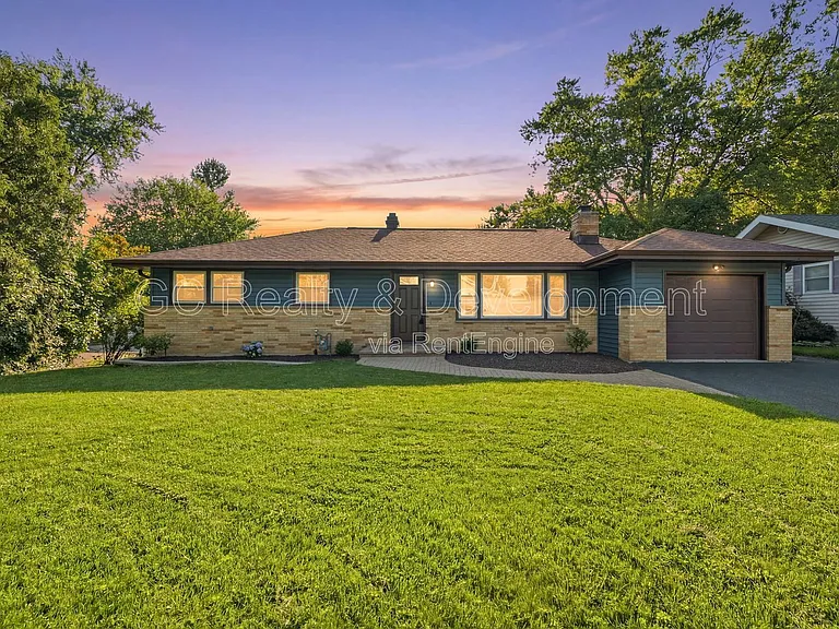 106 Hawthorne Dr — Photo 1