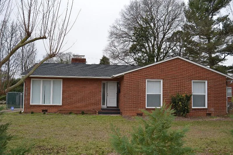 808 E Woodlawn Rd