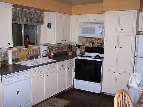Updated kitchen with new counter tops & tile backsplash