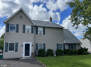 47 Neptune Ln, Levittown, PA 19054