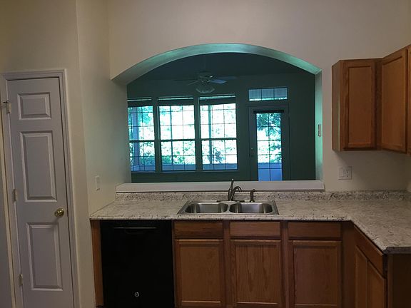 3rd image of 164 Summerhill Cir