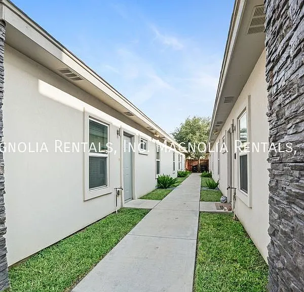 804 E La Cantera Ave #2 — Photo 2