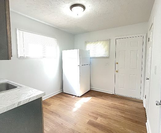 Kitchen (view 2)