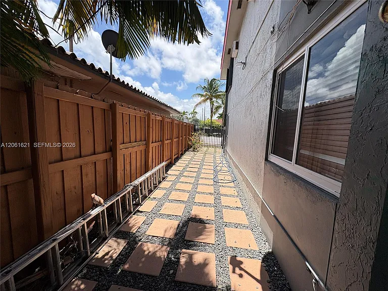 191 NW 17th Ave #3 — Photo 36