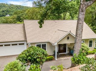 930 Sunlight Ridge Dr, Hendersonville, NC 28792