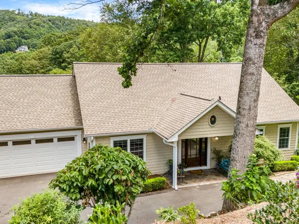 930 Sunlight Ridge Dr, Hendersonville, NC 28792