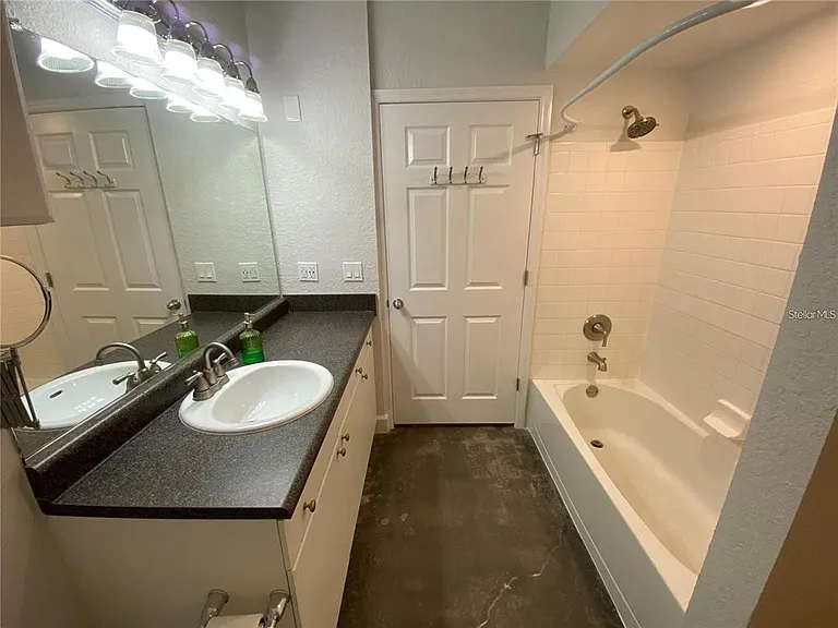 304 E South St #1020 — Photo 20