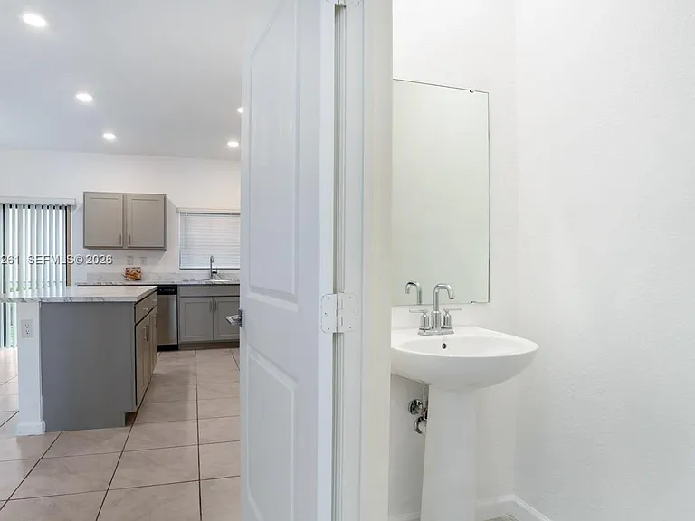 1170 SW 7th Ct #1170 — Photo 12