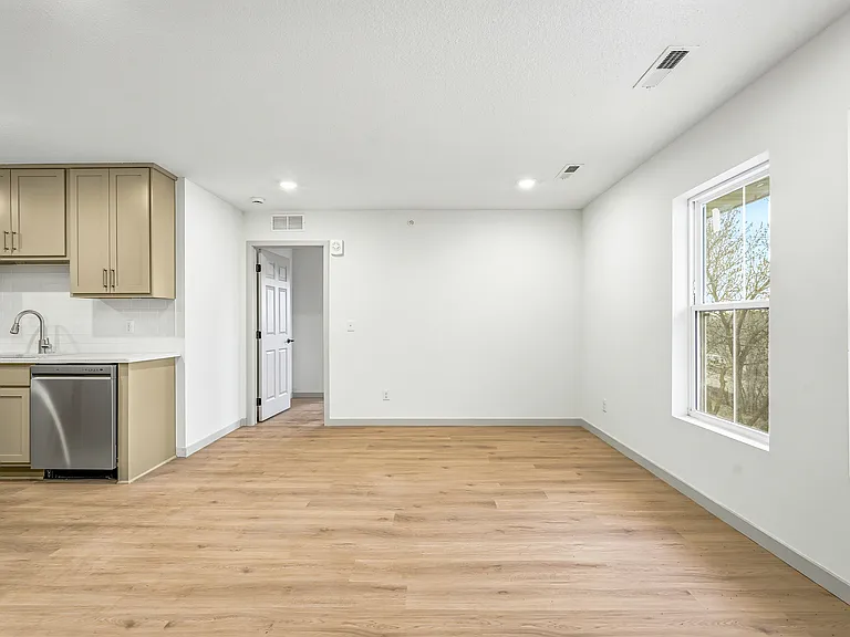 816 6th St SE #1 — Photo 9