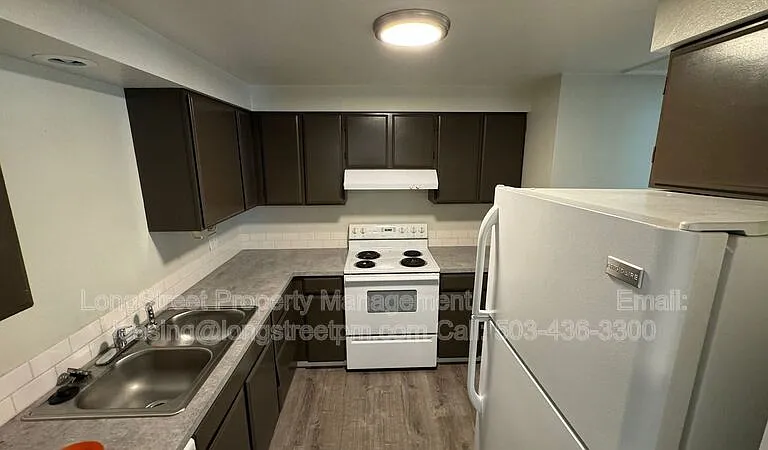 329 SW 10th St #4 — Photo 8